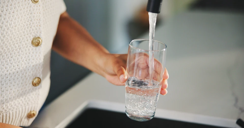 Intérieur domestique avec adoucisseur d'eau installé contre mur en bois